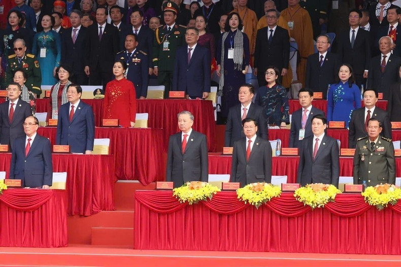 Dirigentes del Partido Comunista y Estado, y los invitados internacionales asisten a la ceremonia de izamiento de la bandera de Vietnam. Dirigentes del Partido Comunista y Estado, y los invitados internacionales asisten a la ceremonia de izamiento de la bandera de Vietnam.