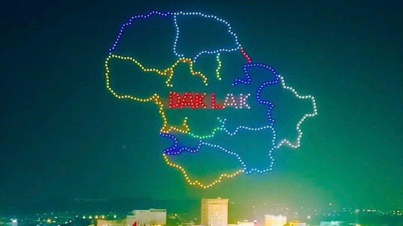 Los drones forman el mapa de la provincia de Dak Lak. Los drones forman el mapa de la provincia de Dak Lak.