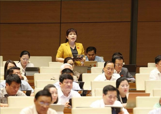 La diputada Nguyen Thi Thu Ha (de pie), de Quang Ninh, interviene en el debate. (Foto: VNA)