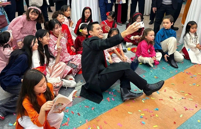 El embajador Dang Hoang Giang hace un selfi con los niños (Fuente: VNA) El embajador Dang Hoang Giang hace un selfi con los niños (Fuente: VNA)
