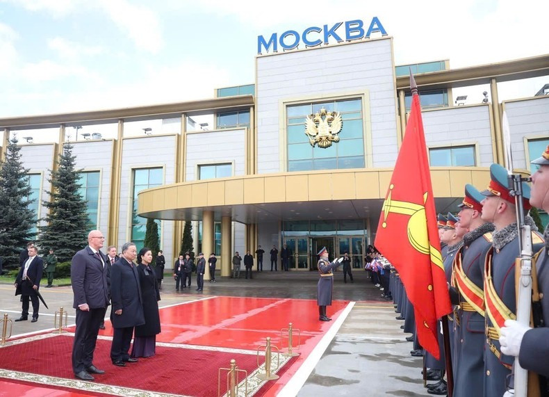 El acto de despedida al secretario general To Lam y su esposa. El acto de despedida al secretario general To Lam y su esposa.