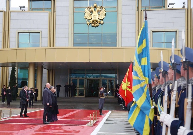 El acto de despedida al secretario general To Lam y su esposa. El acto de despedida al secretario general To Lam y su esposa.