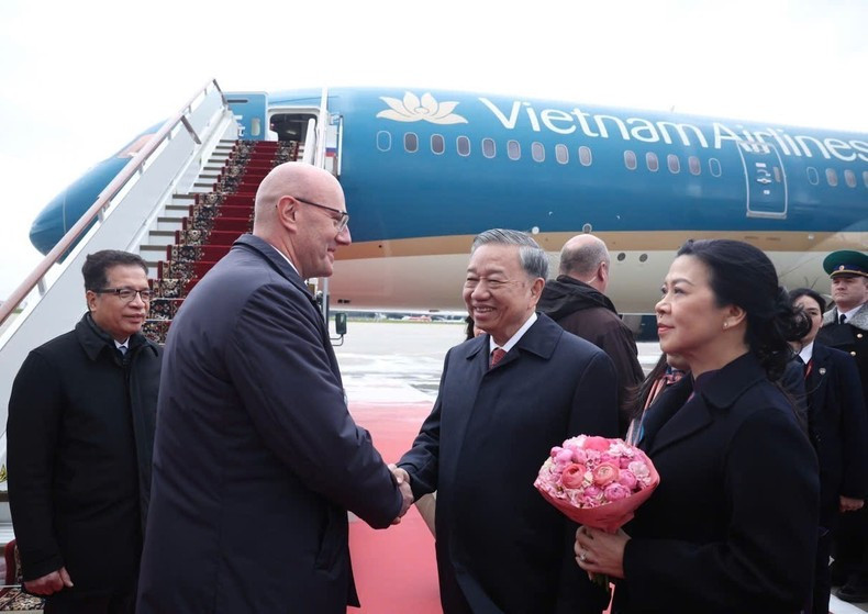 El viceprimer Ministro ruso Dmitry Chernyshenko despidió al secretario general To Lam y a su esposa en el aeropuerto Vnukovo 2, Moscú. (Foto: VNA) El viceprimer Ministro ruso Dmitry Chernyshenko despidió al secretario general To Lam y a su esposa en el aeropuerto Vnukovo 2, Moscú. (Foto: VNA)