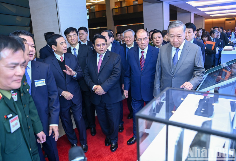 El máximo líder partidista To Lam y dirigentes del Partido y Estado escuchan presentación sobre los productos científicos y tecnológicos del Grupo de Telecomunicaciones Viettel.