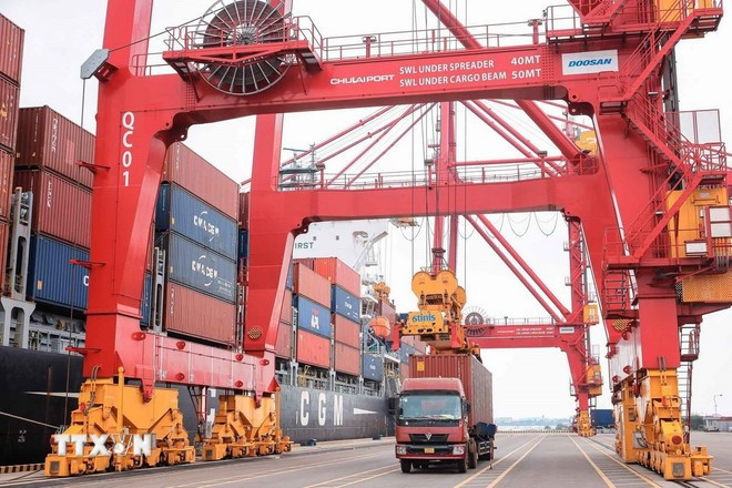 Carga y descarga de contenedores en el puerto internacional de Chu Lai. (Foto: VNA) Carga y descarga de contenedores en el puerto internacional de Chu Lai. (Foto: VNA)