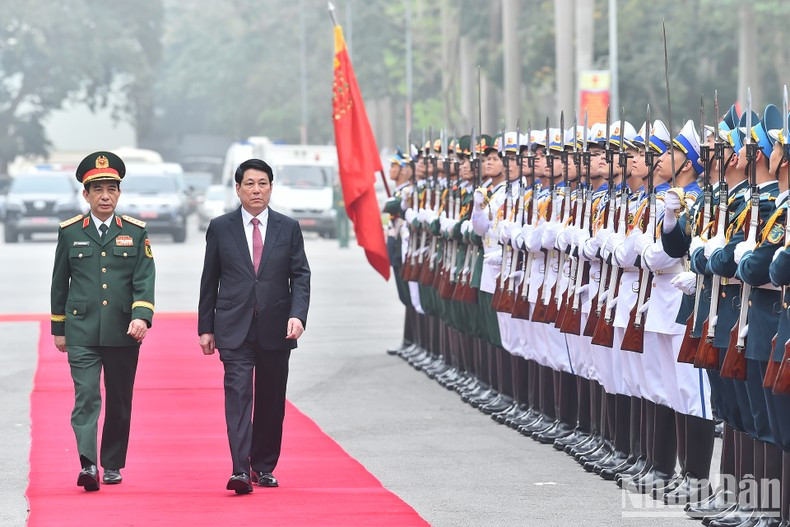 El presidente de Vietnam, Luong Cuong y el general Phan Van Giang, ministro de Defensa del país revisan la guardia de honor. El presidente de Vietnam, Luong Cuong y el general Phan Van Giang, ministro de Defensa del país revisan la guardia de honor.