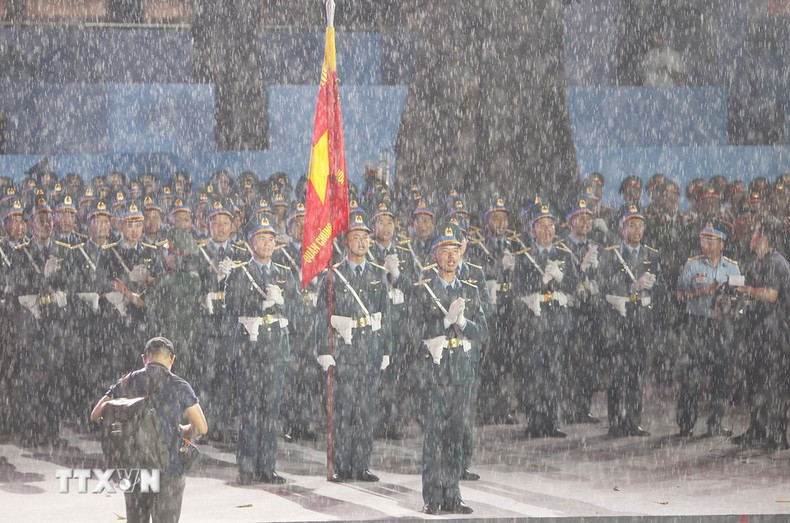 Bloques del Ejército Popular de Vietnam participan en la marcha.