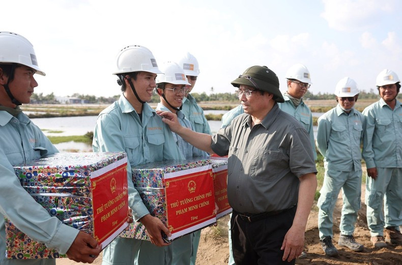 El premier Pham Minh Chinh entrega regalos a trabajadores en el proyecto. El premier Pham Minh Chinh entrega regalos a trabajadores en el proyecto.