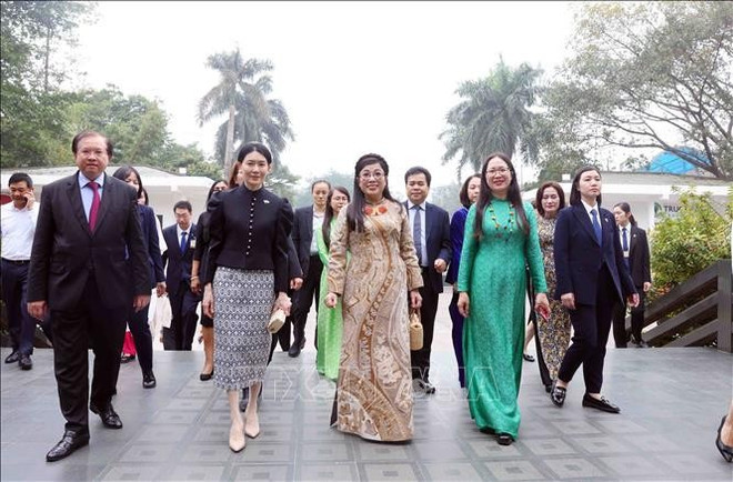 Cónyuges de premieres de Vietnam y Singapur visitan Museo de Etnología en Hanói. (Fuente: VNA) Cónyuges de premieres de Vietnam y Singapur visitan Museo de Etnología en Hanói. (Fuente: VNA)