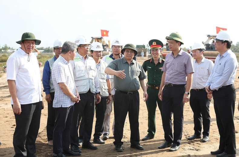 El primer ministro de Vietnam, Pham Minh Chinh, inspecciona la ejecución del proyecto en el tramo Hau Giang- Ca Mau. El primer ministro de Vietnam, Pham Minh Chinh, inspecciona la ejecución del proyecto en el tramo Hau Giang- Ca Mau.