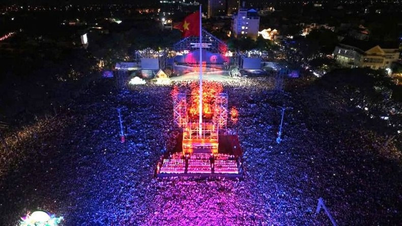 Por primera vez, la población de Dak Lak tiene la oportunidad de disfrutar de un espectáculo de luces con 500 drones. Por primera vez, la población de Dak Lak tiene la oportunidad de disfrutar de un espectáculo de luces con 500 drones.