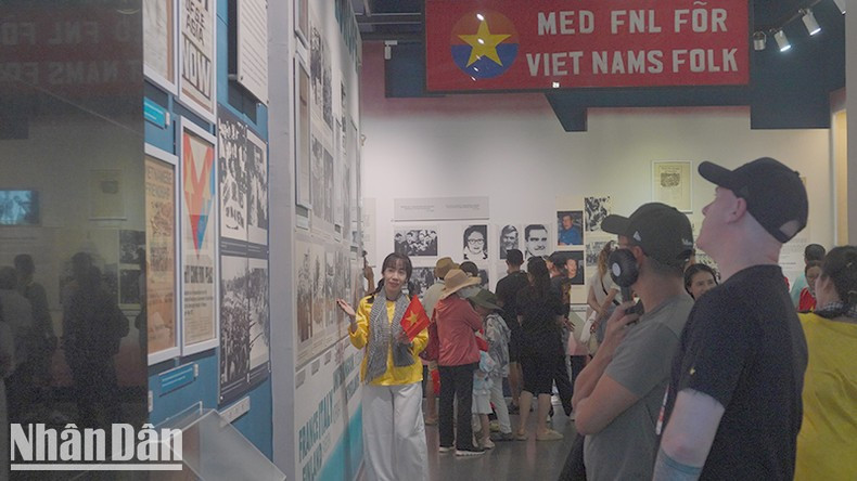 Turistas internacionales visitan la exposición en el Museo de Vestigios de Guerra. Turistas internacionales visitan la exposición en el Museo de Vestigios de Guerra.