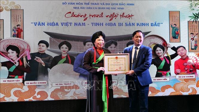 Trinh Huu Hung, director del Departamento de Cultura, Deportes y Turismo de la provincia de Bac Ninh, entrega certificado de mérito a una representante del Club Quan ho Kinh Bac del Consejo de Connacionales de Bac Ninh en Alemania (Fuente: VNA) Trinh Huu Hung, director del Departamento de Cultura, Deportes y Turismo de la provincia de Bac Ninh, entrega certificado de mérito a una representante del Club Quan ho Kinh Bac del Consejo de Connacionales de Bac Ninh en Alemania (Fuente: VNA)