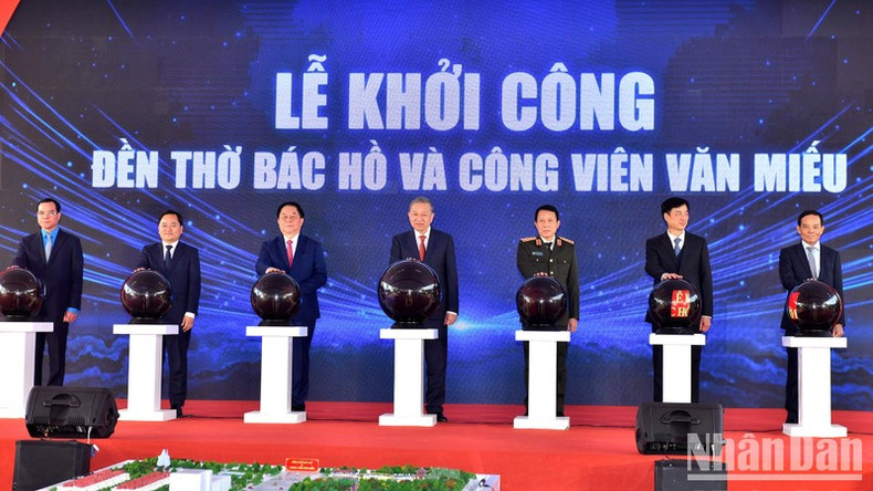 El secretario general del Partido Comunista de Vietnam, To Lam (en el centro), asiste al acto.