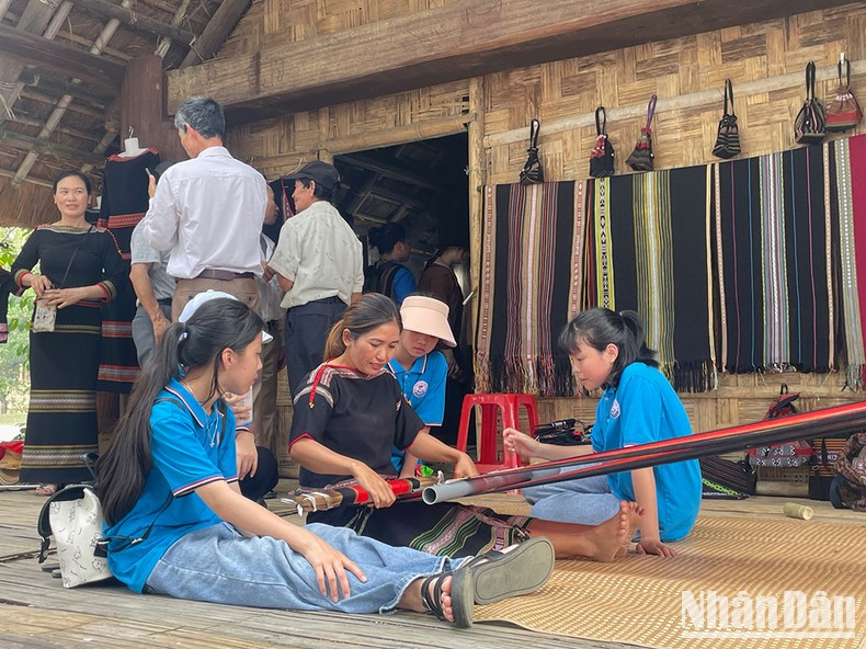 Los estudiantes aprenden sobre el brocado de la etnia E De. Los estudiantes aprenden sobre el brocado de la etnia E De.