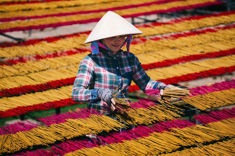 Siguiendo el camino hacia la aldea, los turistas encontrarán coloridos manojos de palillos de inciensos dispuestos en el suelo para secarlos. Siguiendo el camino hacia la aldea, los turistas encontrarán coloridos manojos de palillos de inciensos dispuestos en el suelo para secarlos.