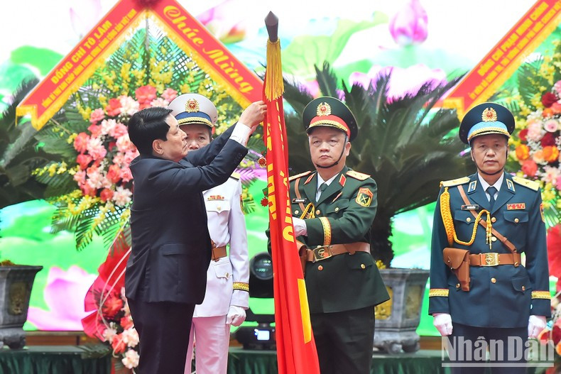 El presidente Luong Cuong entrega la Orden Ho Chi Minh a la fuerza de milicia. El presidente Luong Cuong entrega la Orden Ho Chi Minh a la fuerza de milicia.