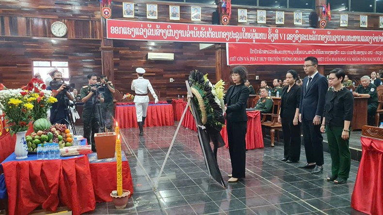 La delegación del Consulado General de Vietnam en Champasak rinde homenaje a los mártires.