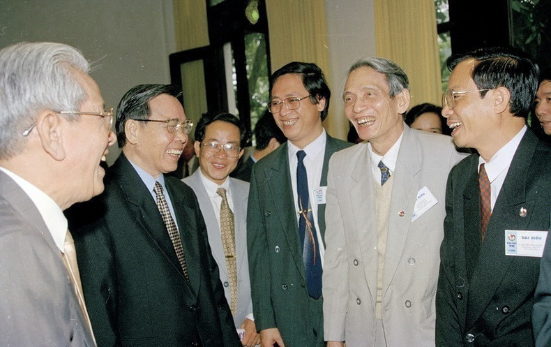 El primero ministro Phan Van Khai se reunió con los delegados asistentes al VII Congreso de la Asociación de Periodistas de Vietnam, que tuvo lugar del 24 al 25 de marzo de 2000 en Hanoi. Foto: VNA El primero ministro Phan Van Khai se reunió con los delegados asistentes al VII Congreso de la Asociación de Periodistas de Vietnam, que tuvo lugar del 24 al 25 de marzo de 2000 en Hanoi. Foto: VNA