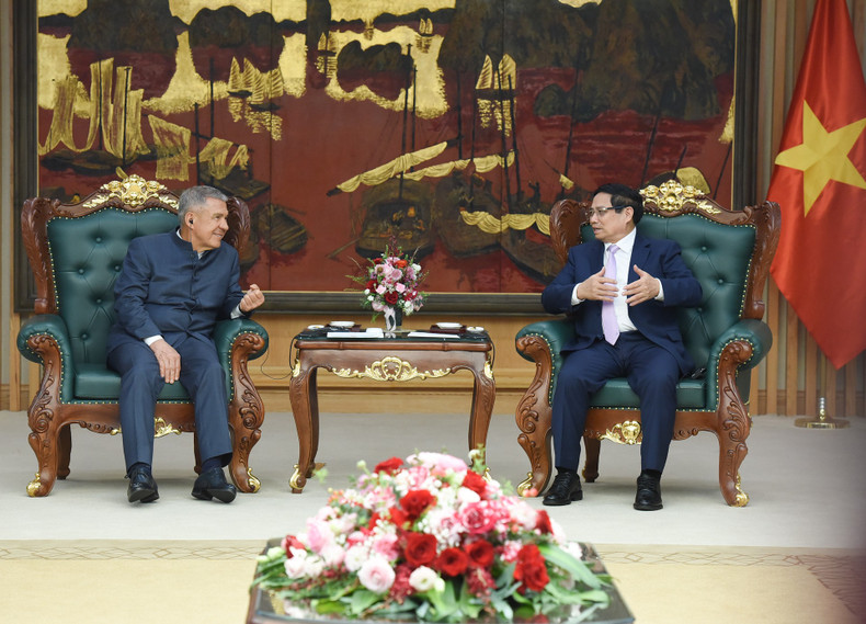 El premier Pham Minh Chinh conversa con el presidente de la República de Tartaristán en la Federación Rusa, Rustam Minnikhanov. El premier Pham Minh Chinh conversa con el presidente de la República de Tartaristán en la Federación Rusa, Rustam Minnikhanov.