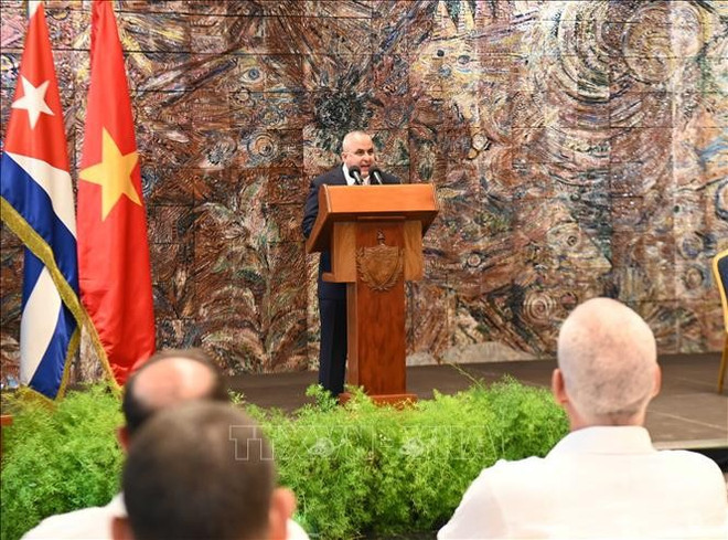 Jorge Luis Broche Lorenzo, miembro del Secretariado del Comité Central del Partido Comunista de Cuba y jefe del Departamento de Atención al Sector Económico Productivo, interviene en el evento. (Fuente: VNA)