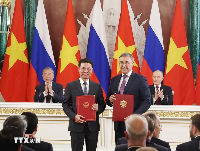 El secretario general del Partido Comunista de Vietnam, To Lam, y el presidente de Rusia, Vladimir Putin, presencian un acto de firma del acuerdo sobre la cooperación en tecnología. (Fuente: VNA)