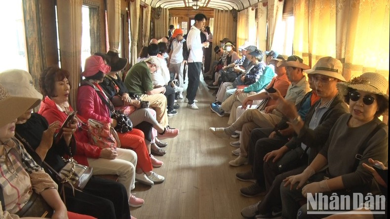 Turistas surcoreanos en la ruta ferroviaria Da Lat- Trai Mat.