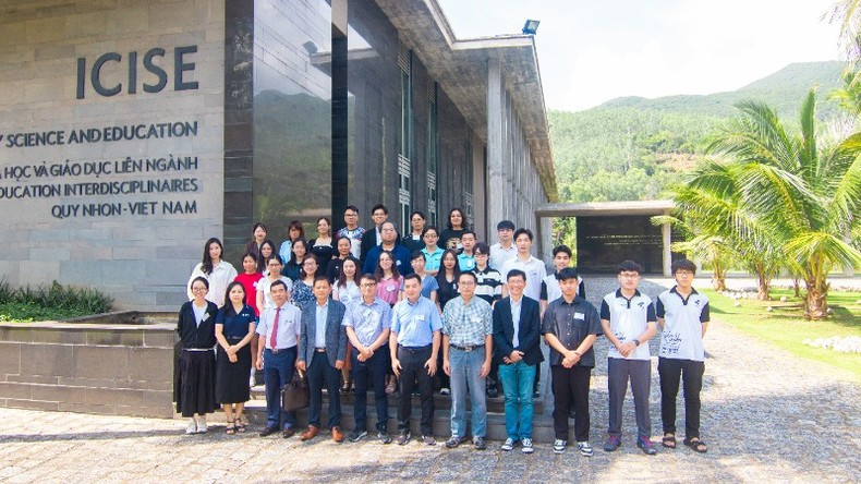 Los participantes se toman una foto en el centro ICISE.