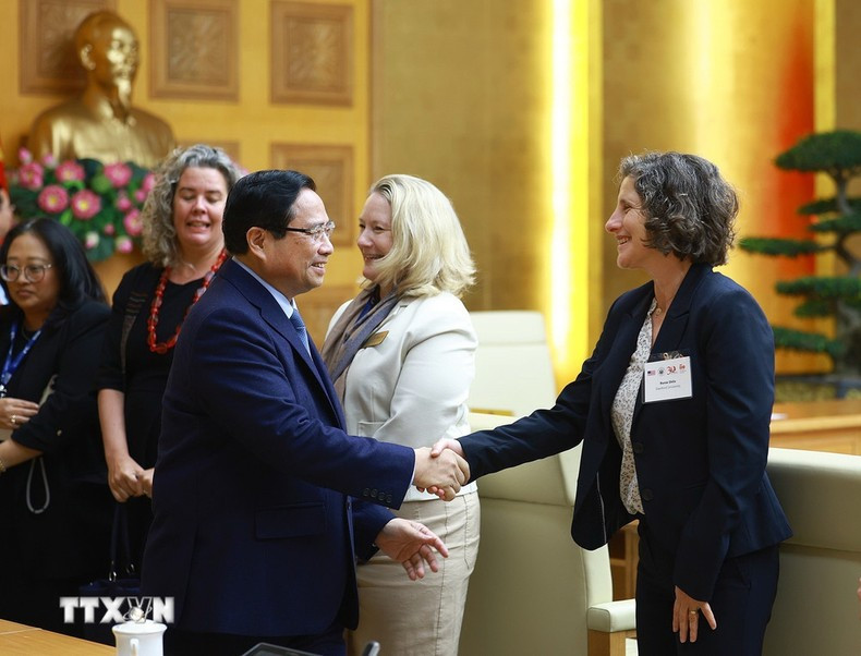 El primer ministro de Vietnam, Pham Minh Chinh, saluda a los asistentes. El primer ministro de Vietnam, Pham Minh Chinh, saluda a los asistentes.