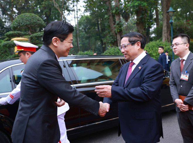 El primer ministro de Vietnam, Pham Minh Chinh, preside la ceremonia de bienvenida a su homólogo de Singapur, Lawrence Wong. (Fuente: VNA) El primer ministro de Vietnam, Pham Minh Chinh, preside la ceremonia de bienvenida a su homólogo de Singapur, Lawrence Wong. (Fuente: VNA)