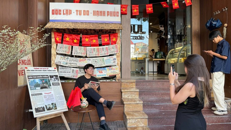 Los visitantes se hacen fotos en medio de decoraciones impresionantes.