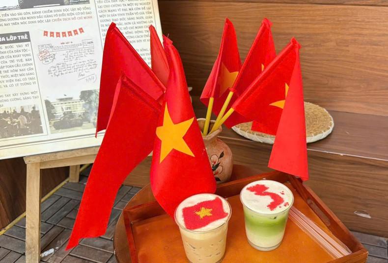 Las cafeterías de Hanói están decoradas con colores amarillo y rojo.