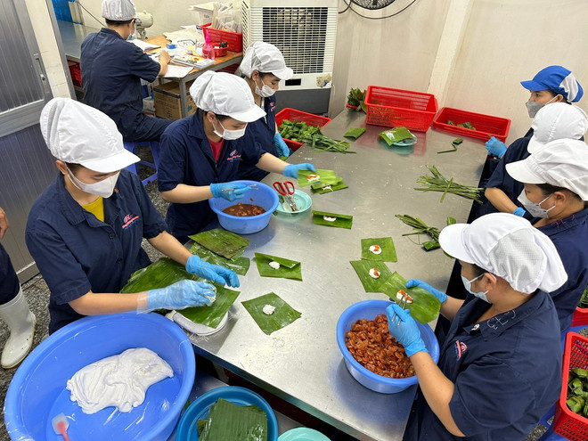 Las empresas crean muchos puestos de trabajo para los trabajadores, ayudándoles a estabilizar sus vidas. (Fuente: VNA)