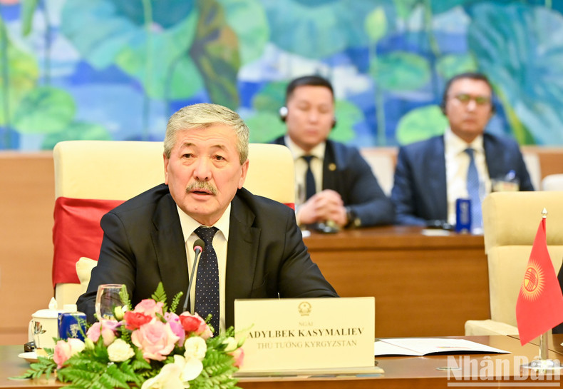 El primer ministro de Kirguistán, Adylbek Kasimalyev, habla en la cita.