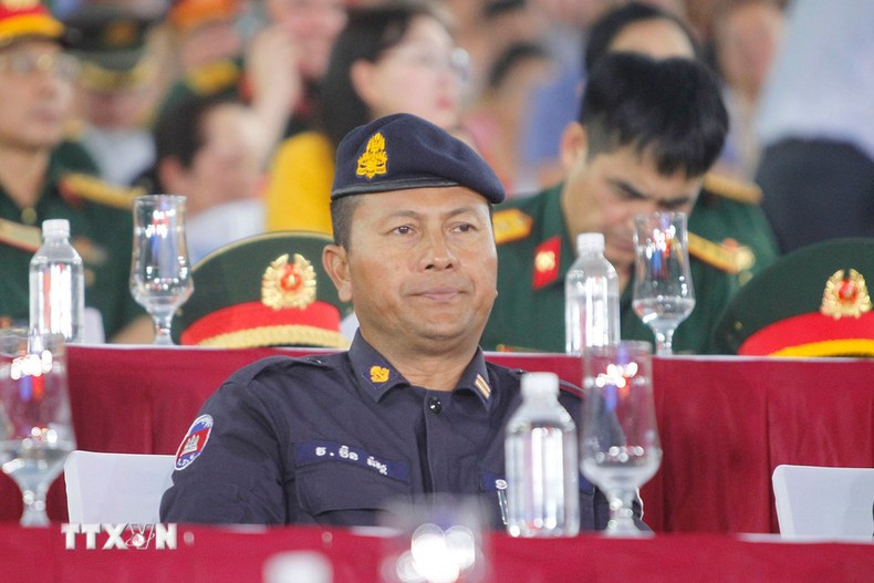 Dirigentes del Ejército Real de Camboya en el desfile por el 50o aniversario de la Liberación del Sur y la Reunificación de Vietnam.