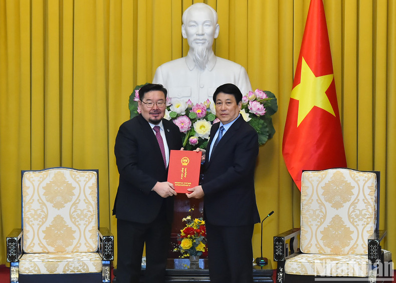 En la cita, Gombojav Zandanshatar presenta una carta del presidente mongol invitando al jefe del Estado vietnamita Luong Cuong a visitar Mongolia. En la cita, Gombojav Zandanshatar presenta una carta del presidente mongol invitando al jefe del Estado vietnamita Luong Cuong a visitar Mongolia.