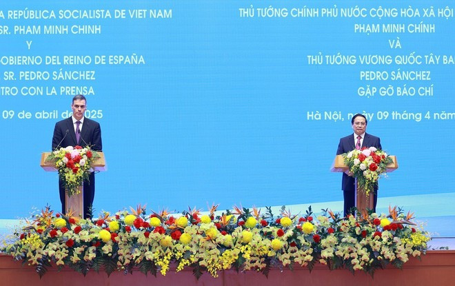 El primer ministro vietnamita, Pham Minh Chinh (der.), y el presidente del Gobierno español, Pedro Sánchez, presiden una rueda de prensa conjunta en Hanói el 9 de abril. (Foto: VNA) El primer ministro vietnamita, Pham Minh Chinh (der.), y el presidente del Gobierno español, Pedro Sánchez, presiden una rueda de prensa conjunta en Hanói el 9 de abril. (Foto: VNA)