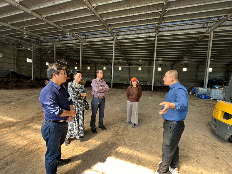 El reportero del periódico Nhan Dan investiga el proceso de elaboración de biofertilizantes para la agricultura orgánica en una instalación de Moc Chau. (Foto: Loc Hang)