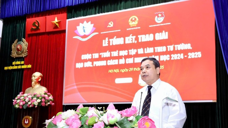 El director del Departamento de Estudiantes, Hoang Duc Minh, habla en la cita.