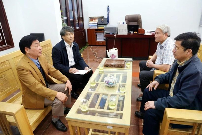 Los líderes del Comité partidista del distrito de Minh Hoa (Quang Binh) se reunieron y discuten con funcionarios y servidores públicos que solicitaron voluntariamente la jubilación anticipada. (Fuente: VNA)