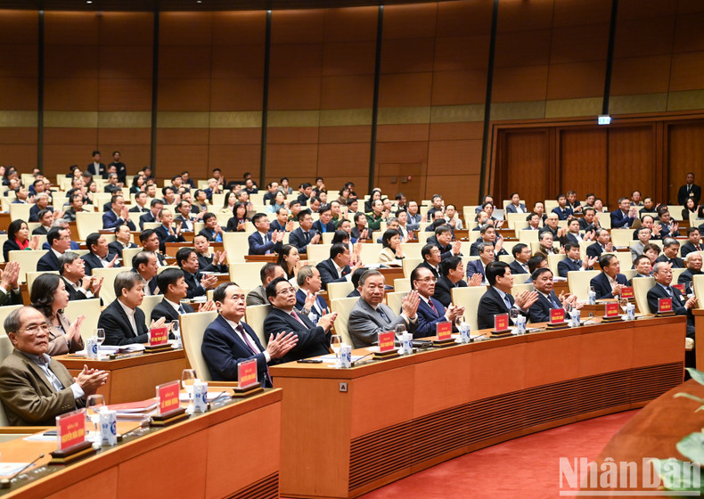 El secretario general del Partido Comunista de Vietnam, To Lam; el presidente del país, Luong Cuong; el primer ministro Pham Minh Chinh; y el titular de la Asamblea Nacional, Tran Thanh Man, asistien a la cita.