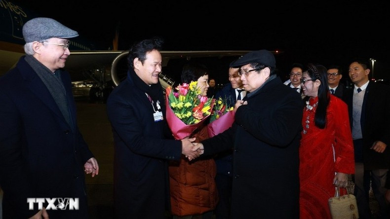 Despedida al premier Pham Minh Chinh y su esposa al final de su gira para asistir a la 55 Reunión Anual del FEM en Davos, Suiza. Despedida al premier Pham Minh Chinh y su esposa al final de su gira para asistir a la 55 Reunión Anual del FEM en Davos, Suiza.