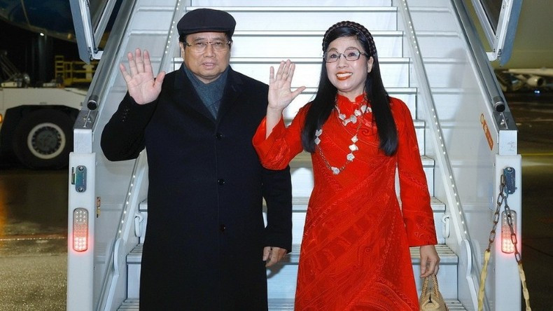 El primer ministro de Vietnam, Pham Minh Chinh, y su esposa regresan a Hanói, concluyendo su visita a Suiza y asistencia a la 55 Reunión Anual del Foro Económico Mundial (FEM) en Davos. El primer ministro de Vietnam, Pham Minh Chinh, y su esposa regresan a Hanói, concluyendo su visita a Suiza y asistencia a la 55 Reunión Anual del Foro Económico Mundial (FEM) en Davos.