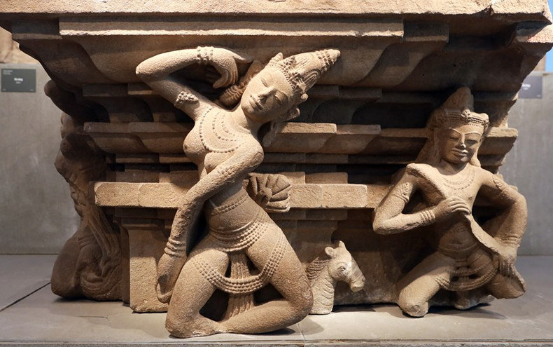 El relieve de Apsara, hecho de arenisca y originario de Tra Kieu (provincia de Quang Nam), data del siglo X y fue reconocido como Tesoro Nacional en 2024.