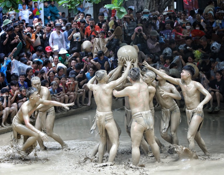 Disputa de pelota entre los dos equipos en el partido final.