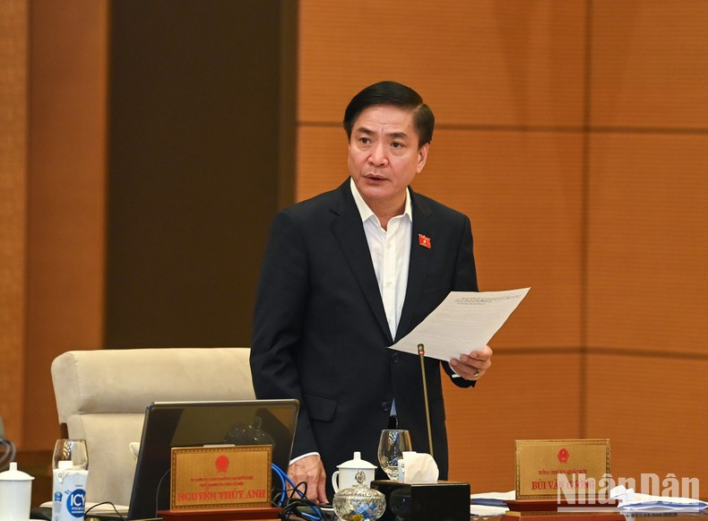 El secretario y jefe de la Oficina de la Asamblea Nacional Bui Van Cuong interviene en la reunión.