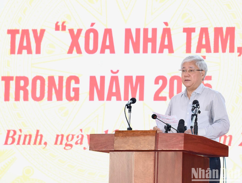 El presidente del Comité del Frente de la Patria Do Van Chien interviene en la ceremonia.