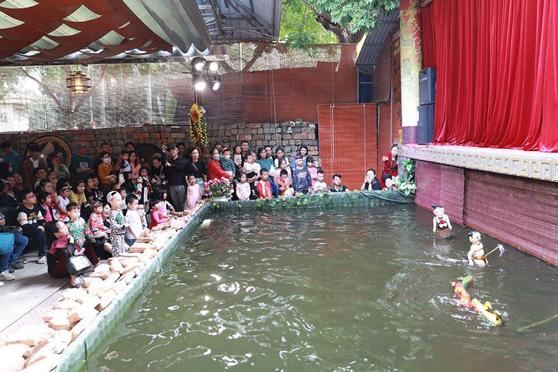 Espectáculos de marionetas acuáticas llaman la atención de los niños. Espectáculos de marionetas acuáticas llaman la atención de los niños.