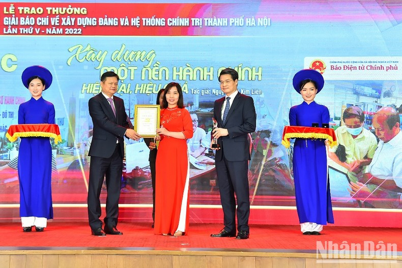 Los jefes de las comisione de Organización y de Asuntos Internos del Comité partidista en Hanói, Vu Duc Bao y Nguyen Quang Duc, entregan galardones C. Los jefes de las comisione de Organización y de Asuntos Internos del Comité partidista en Hanói, Vu Duc Bao y Nguyen Quang Duc, entregan galardones C.