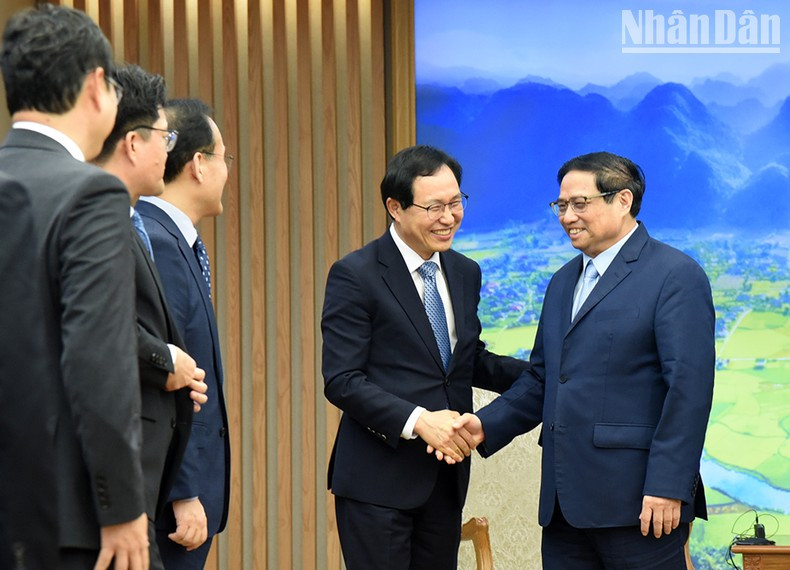 Pham Minh Chinh y Park Hark Kyu tras la reunión.